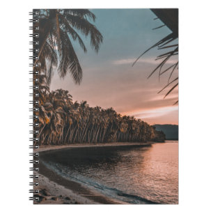 GROENE KOCONUT-BOMEN DIE DE BEACH VERBINDEN NOTITIEBOEK