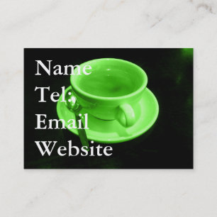 Groene koffiekop op een zwarte tafel visitekaartje