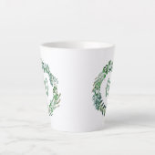 Groene krans met monogram latte mok (Voorkant)