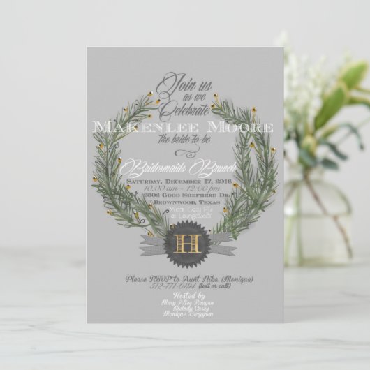 Groene krans met monogram uitnodiging (Staand voorkant)