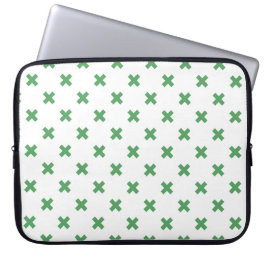 Groene kruisstiften op wit laptop sleeve