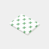 Groene kruisstiften op wit post-it® notes (Schuin)