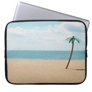 Groene kunstmatige palmboom op de kust laptop sleeve