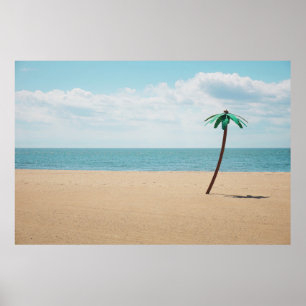 Groene kunstmatige palmboom op de kust poster