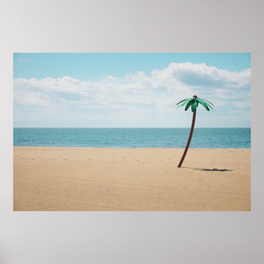 Groene kunstmatige palmboom op de kust poster (Voorkant)