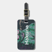Groene leeuw met roze bril "Hakuna Matata" Art Bagagelabel (Voorkant verticaal)