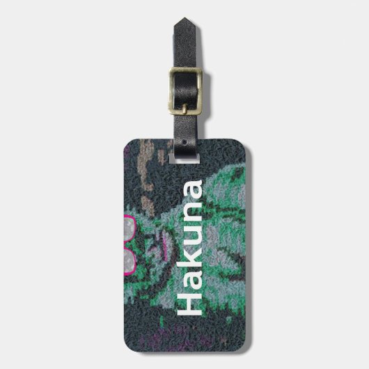 Groene leeuw met roze bril "Hakuna Matata" Art Bagagelabel (Voorkant verticaal)