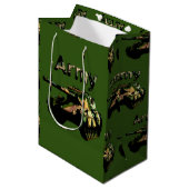 Groene legertank, middelgrote Gift Bag Medium Cadeauzakje (Voorkant Gekanteld)