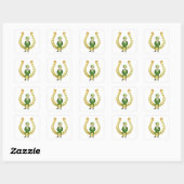  groene leprechaun op een gouden hoefijzer vierkante sticker (Vel)