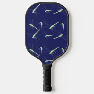 Groene libellen op blauw pickleball paddle