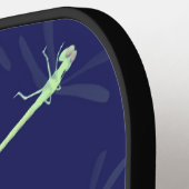 Groene libellen op blauw pickleball paddle (Links Detail)