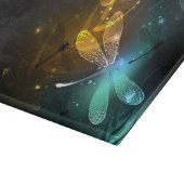 Groene lichtgevende libel vlucht snijplank (Hoek)