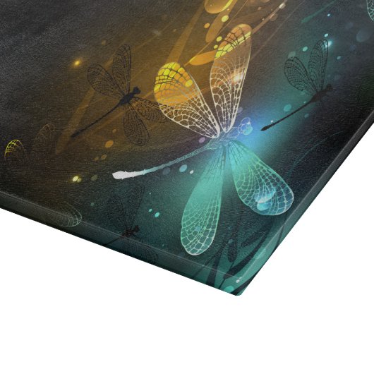 Groene lichtgevende libel vlucht snijplank (Hoek)