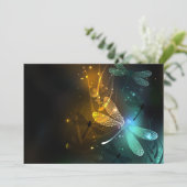 Groene lichtgevende libelvlucht feestdagenkaart (Staand voorkant)