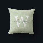 Groene Linnen Witte Monogram Trouw Aandenken Kussen<br><div class="desc">Elegant trouwkussen met groen geweven linnen effect en uw tekst in donkergrijze handgeschreven kalligrafie. Voeg uw namen,  monogram en trouwdatum toe. Een mooi cadeau voor een pasgetrouwd stel. Exclusief door Happy Dolphin Studio.</div>