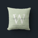 Groene Linnen Witte Monogram Trouw Aandenken Kussen<br><div class="desc">Elegant trouwkussen met groen geweven linnen effect en uw tekst in donkergrijze handgeschreven kalligrafie. Voeg uw namen,  monogram en trouwdatum toe. Een mooi cadeau voor een pasgetrouwd stel. Exclusief door Happy Dolphin Studio.</div>