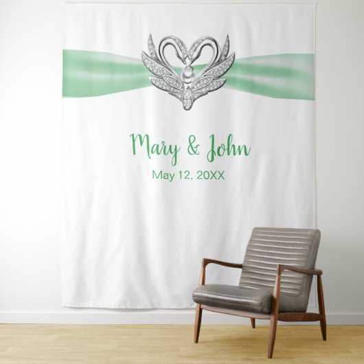 Groene Lint Zilveren Zwanen Trouwachtergrond Wandkleed (In situ)