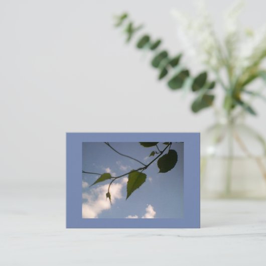 Groene lozing in blauwe hemel visitekaartje (Staand voorkant)