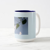 Groene lozing in de diepe blauwe hemel tweekleurige koffiemok (Voorkant rechts)