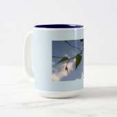 Groene lozing in de diepe blauwe hemel tweekleurige koffiemok (Voorkant links)