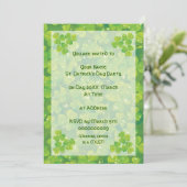 Groene Lucky Charm klaver shamrock uitnodiging (Staand voorkant)