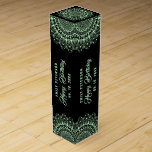 Groene Mandala op zwarte Damaserachtergrond Wijn<br><div class="desc">Bleke groene  mandala boven een zwarte en donkergrijze monochromatische achtergrond.  tekst in een overeenkomende groene kleurrijke verjaardag.</div>
