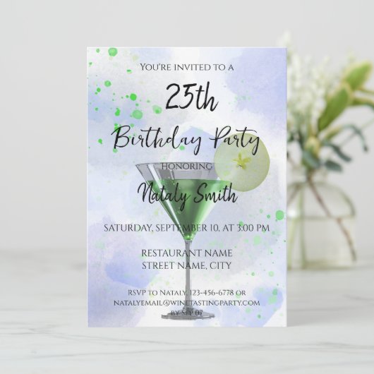 Groene martini cocktail op witte uitnodiging (Staand voorkant)