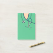 Groene medische scrubs post-it® notes (Op bureau)