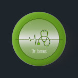 Groene medische stethoscoop hartslag ronde button 5,7 cm<br><div class="desc">Een groene,  op maat gemaakte knop met een stethoscoop en hartslag die ideaal is voor degenen die in de medische sector werkzaam zijn,  zoals verpleegkundigen en artsen.</div>