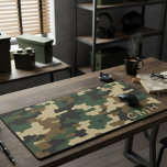 Groene militaire digitale camouflage monogram bureaumat<br><div class="desc">Breng een tactische en gepersonaliseerde rand naar uw werkruimte met deze aangepaste camouflagebureaumat. Perfect voor gamers, militairen en buitenliefhebbers, deze grote mousepad heeft een klassiek digitaal camopatroon in groen, bruin en zwart. De duurzame, antislip rubberen basis en het gladde stofoppervlak bieden een superieure trackingervaring voor uw muis en een comfortabele...</div>