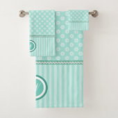 Groene Mint Daisies en Stripes Monogrammed Bad Handdoek (Insitu)