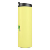 Groene moeder tekst met bloem op geel thermosbeker (Geroteerd rechts)