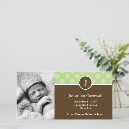 Groene monogram geboorteaankondigingen aankondiging (Staand voorkant)