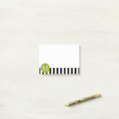 Groene monogram zwart-wit met strips post-it® notes (Op bureau)