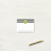 Groene monogram zwart-wit met strips post-it® notes (Op bureau)