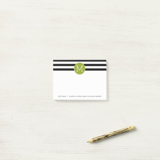 Groene monogram zwart-wit met strips post-it® notes (Op bureau)