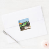 Groene monster in actie vierkante sticker (Envelop)