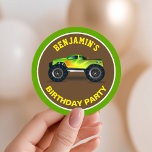 Groene Monster Truck Kids Birthday Party Favor Ronde Sticker<br><div class="desc">Schattigee gunst sticker voor een monster truck thema feest. Pas het aan met de naam van uw kind.</div>