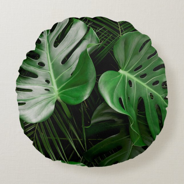 Groene monstera-bladeren en palmbladeren rond kussen (Voorkant)