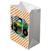 Groene monstertruck, geruite vlag; Oranje streep Medium Cadeauzakje (Voorkant Gekanteld)