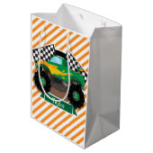 Groene monstertruck, geruite vlag; Oranje streep Medium Cadeauzakje (Achterkant Gekanteld)
