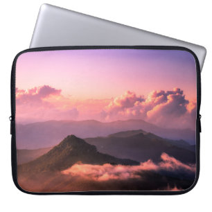 GROENE MOUNTAIN OVERGEBRACHT DOOR CLOUDS LAPTOP SLEEVE