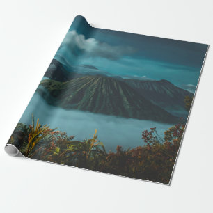 GROENE MOUNTAINEN DIE DOOR WITTE KLEUREN WORDEN OM CADEAUPAPIER