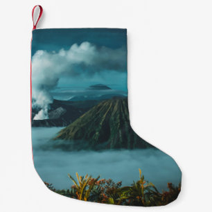 GROENE MOUNTAINEN DIE DOOR WITTE KLEUREN WORDEN OM KLEINE KERSTSOK