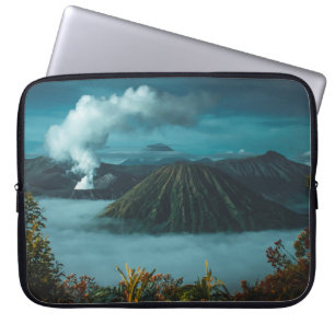 GROENE MOUNTAINEN DIE DOOR WITTE KLEUREN WORDEN OM LAPTOP SLEEVE