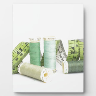 Groene naaikit en draden fotoplaat