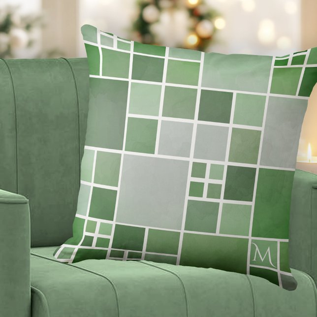 Groene Natuur Monogram Geometrische Patroonpiloot Kussen (Modern pillow featuring a geometric mosaic pattern inspired by nature in different shades of green)