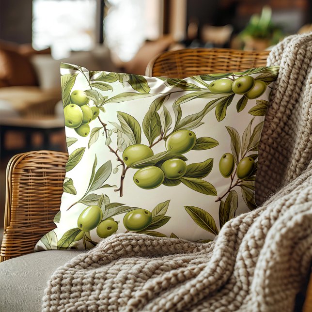 Groene olijven bladeren Elegante botanische Kussen (Green olives on neutral cream-colored decorator pillow)