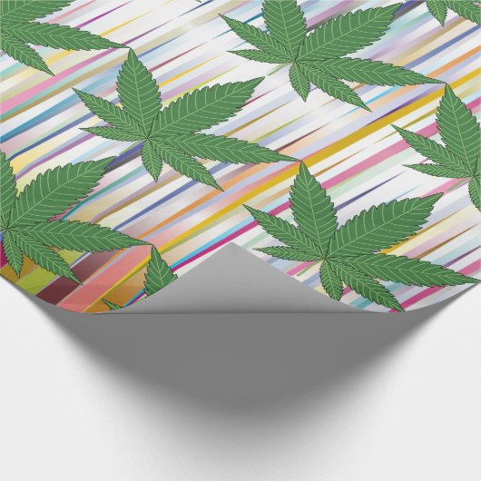 Groene onkruidbladeren op kleurrijke prismatische  cadeaupapier (Hoek)