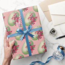 Groene paaseieren op roze verpakkingspapier